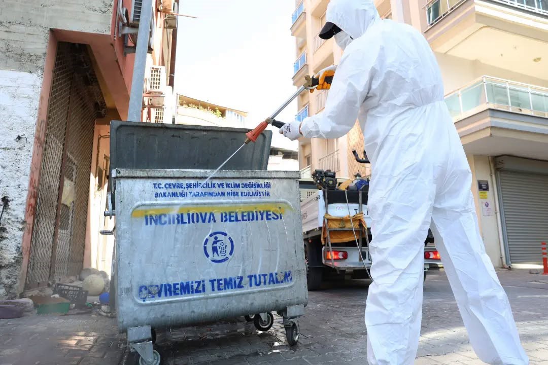 İncirliova’da karasinekle mücadele için çöp konteynerleri ilaçlandı