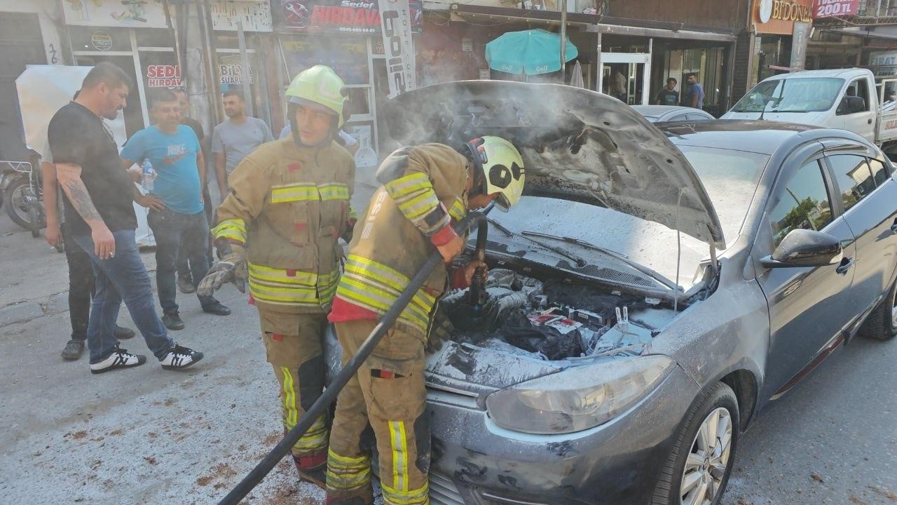 İskenderun’da otomobil alevlere teslim oldu
