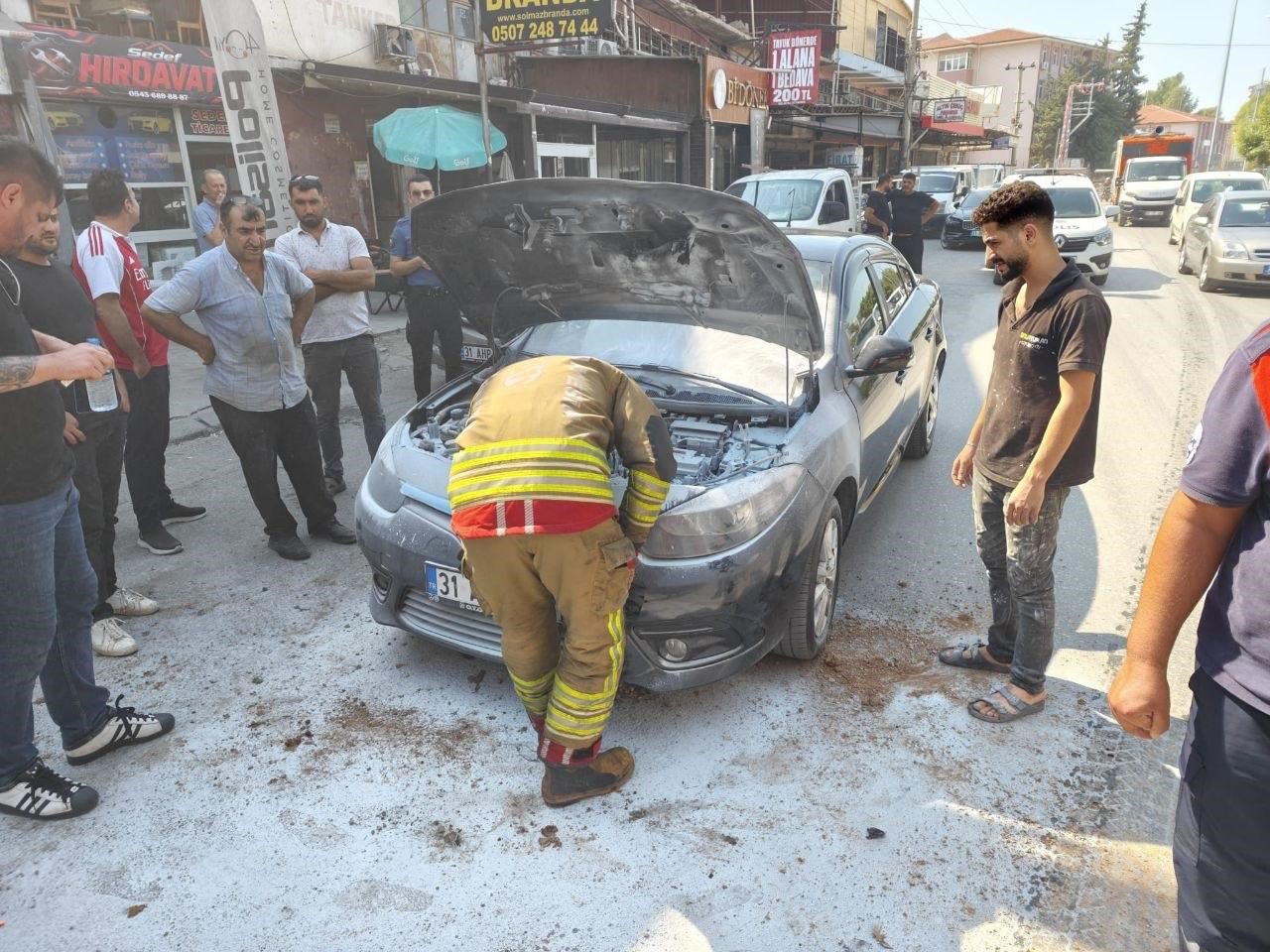 İskenderun’da otomobil alevlere teslim oldu