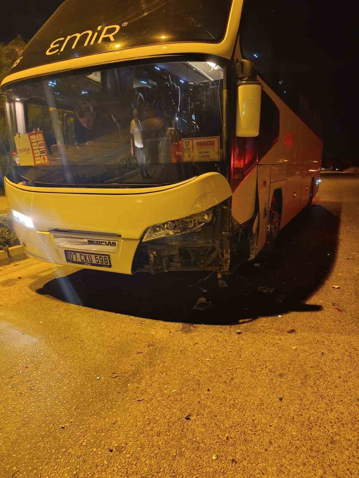 Manavgat’ta karşı şeride geçen otomobil otobüse çarptı: 1 yaralı