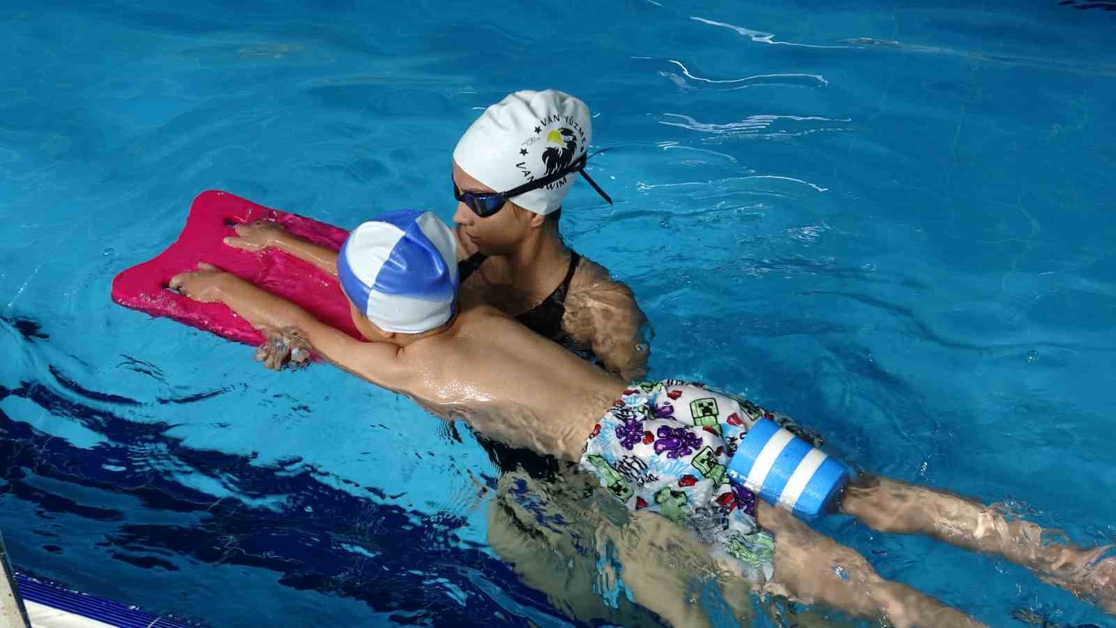 Vanlı küçük yüzücüler, milli takım hedefiyle kulaç atıyor