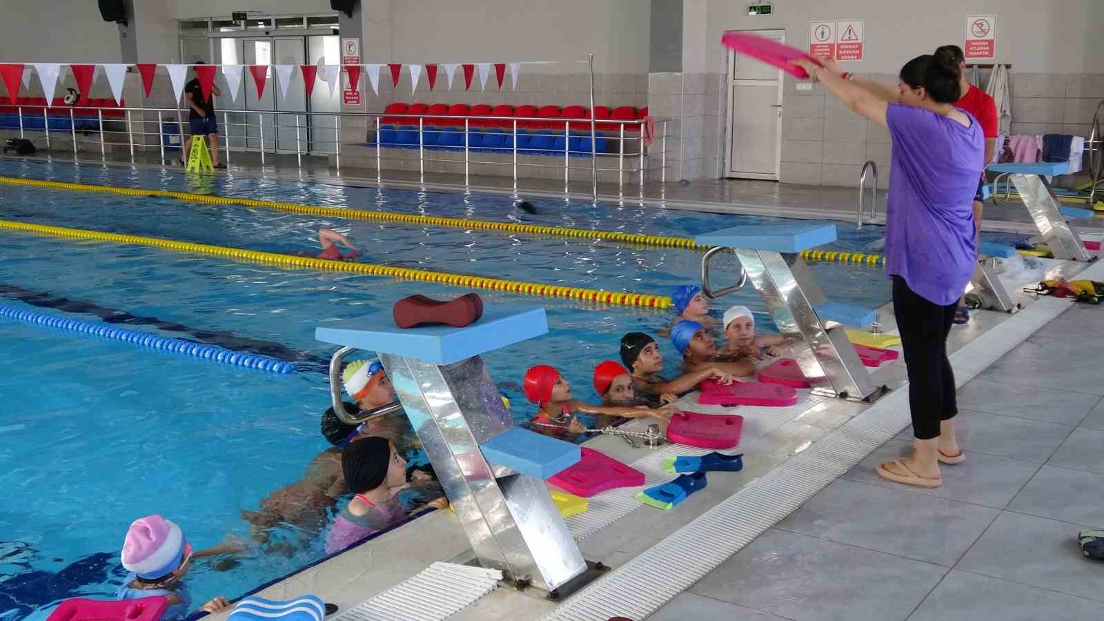 Vanlı küçük yüzücüler, milli takım hedefiyle kulaç atıyor
