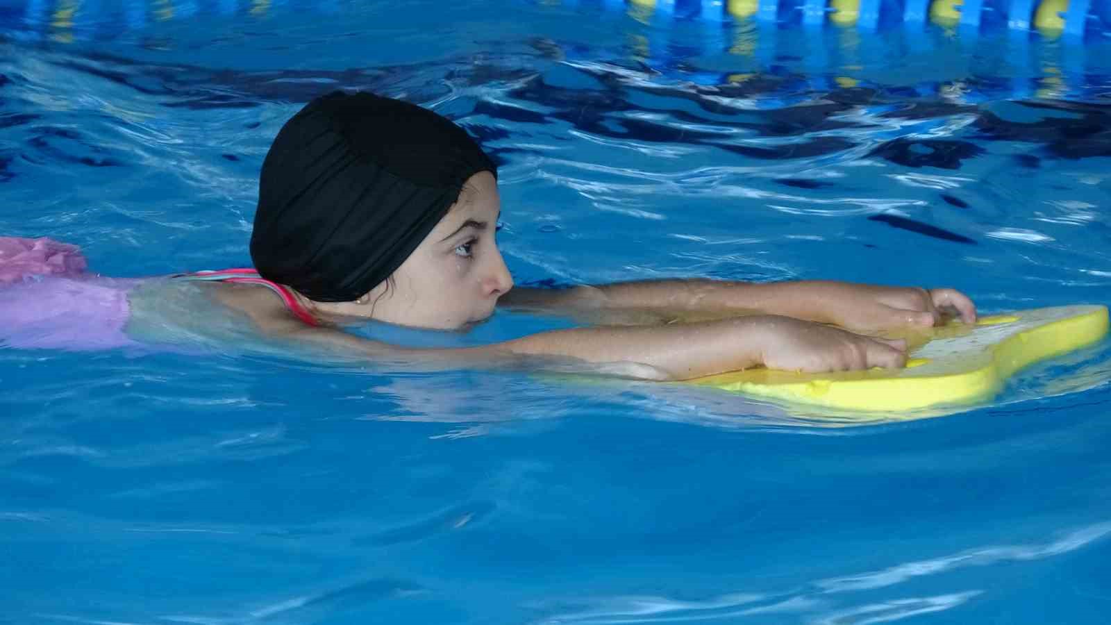 Vanlı küçük yüzücüler, milli takım hedefiyle kulaç atıyor