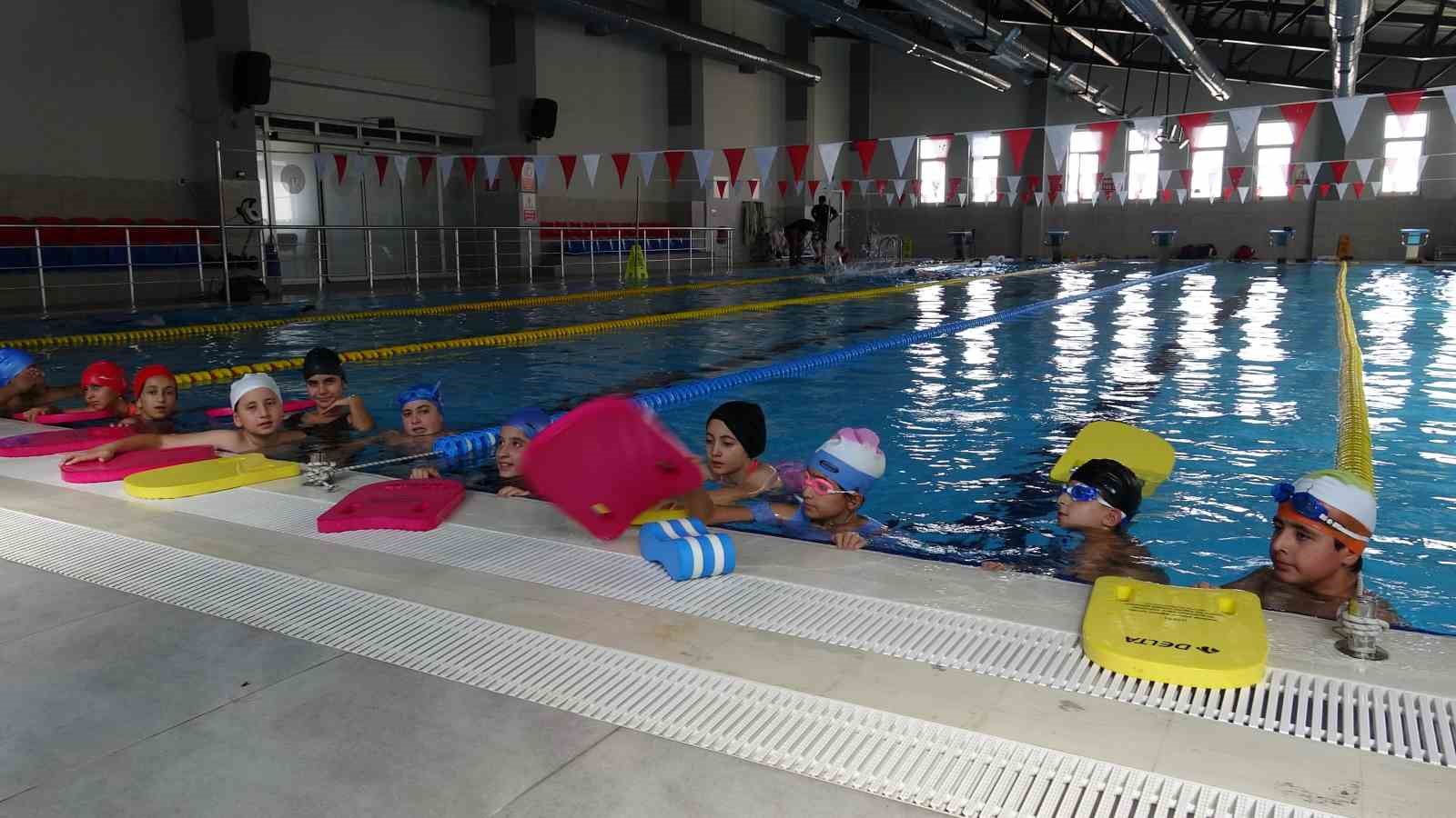 Vanlı küçük yüzücüler, milli takım hedefiyle kulaç atıyor