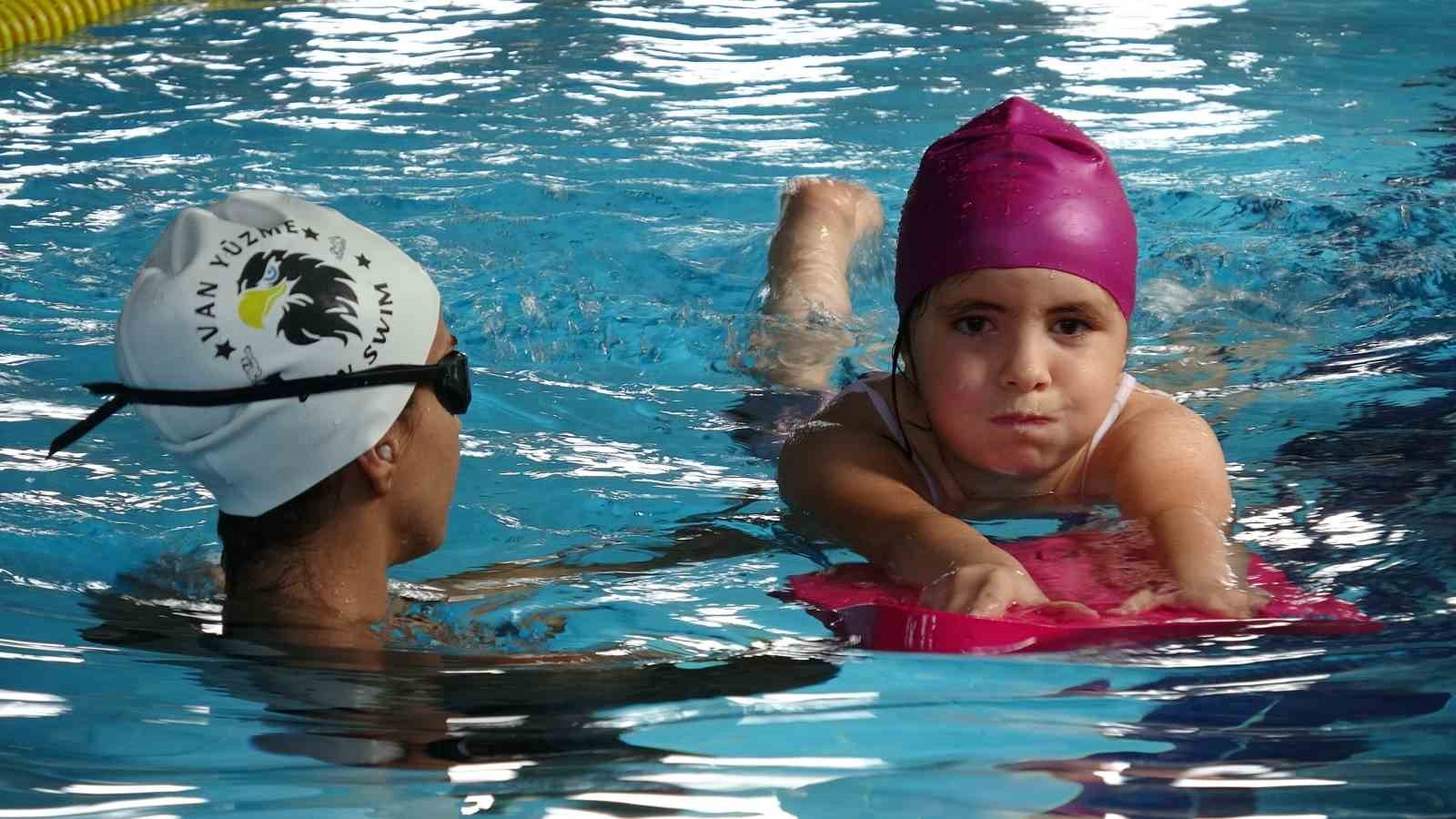 Vanlı küçük yüzücüler, milli takım hedefiyle kulaç atıyor