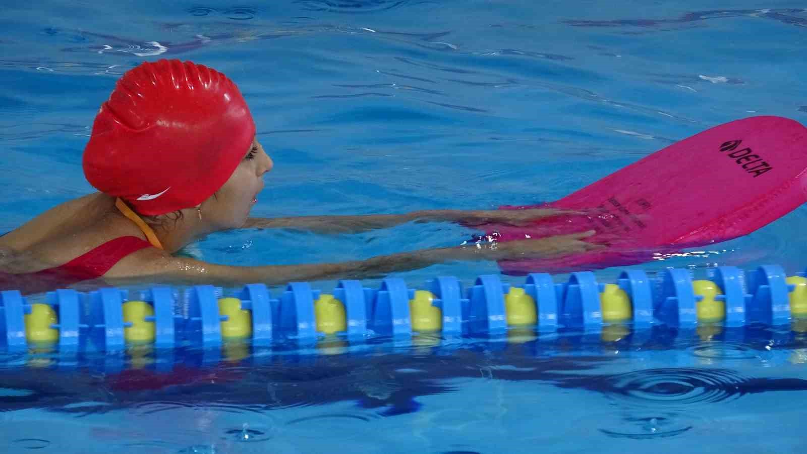 Vanlı küçük yüzücüler, milli takım hedefiyle kulaç atıyor