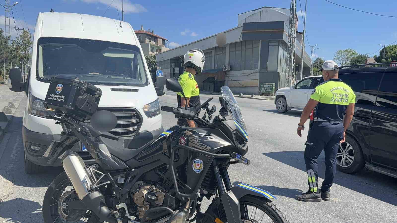 Arnavutköy’de onlarca bozuk balığı çayırlık alana döktü: 40 bin lira ceza
