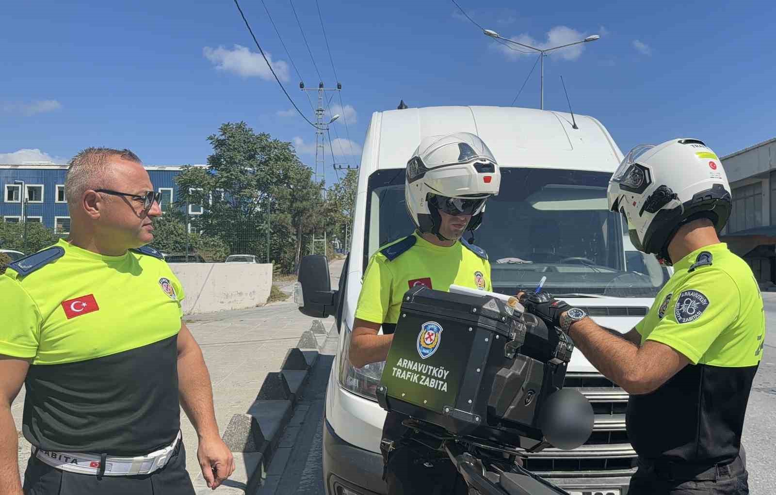 Arnavutköy’de onlarca bozuk balığı çayırlık alana döktü: 40 bin lira ceza