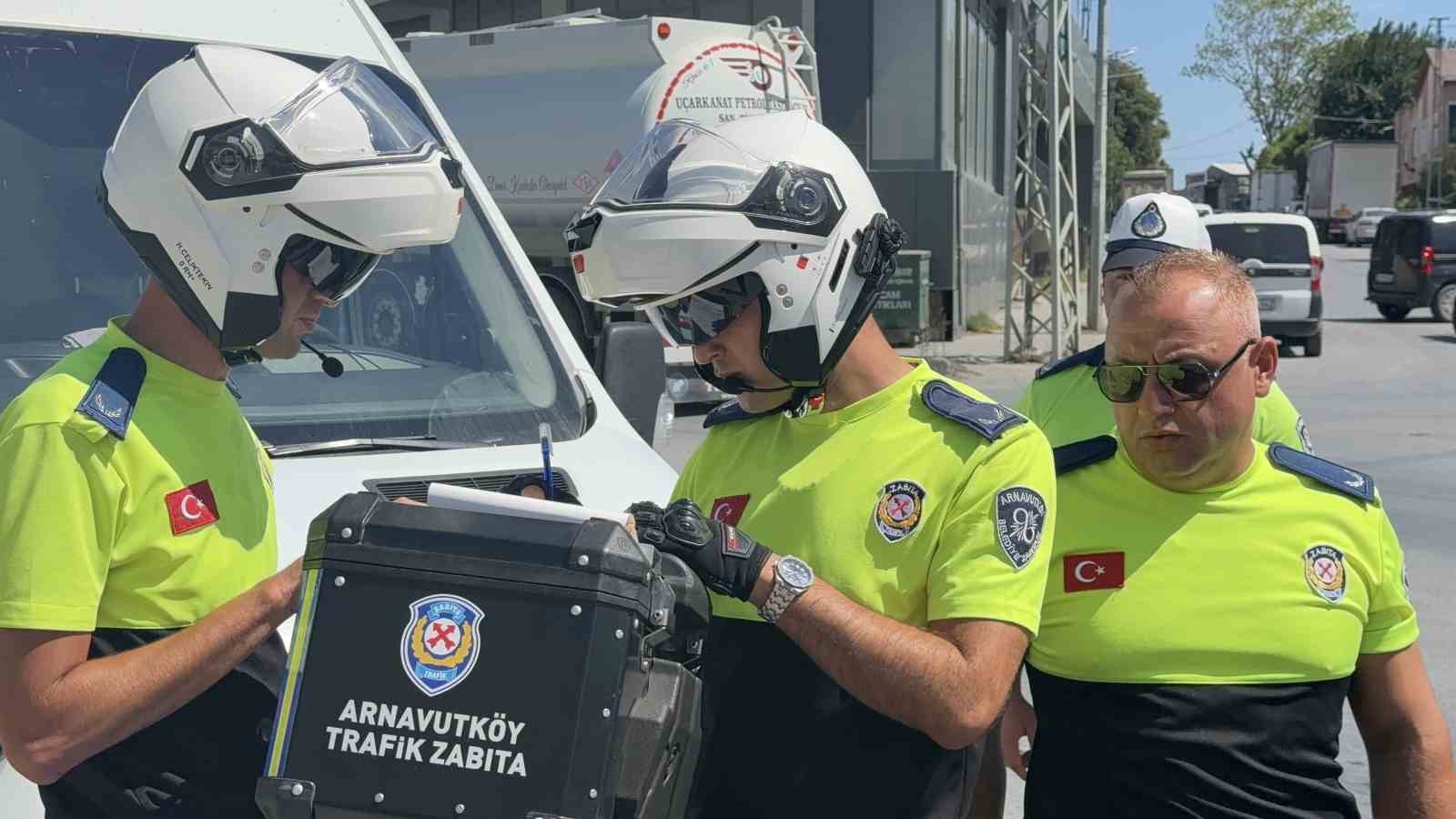 Arnavutköy’de onlarca bozuk balığı çayırlık alana döktü: 40 bin lira ceza