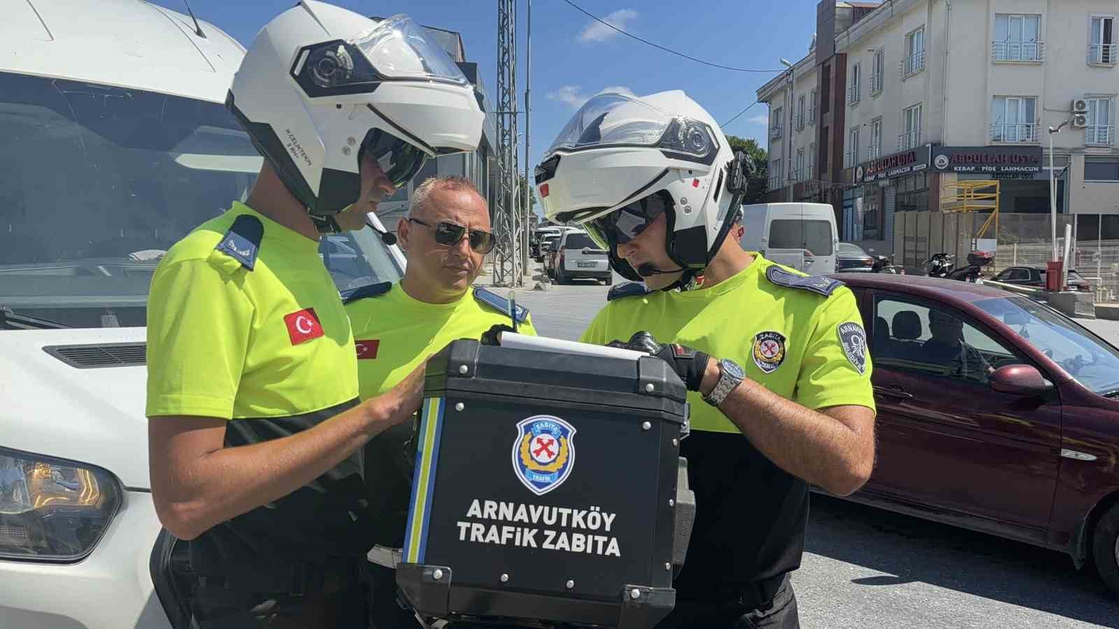 Arnavutköy’de onlarca bozuk balığı çayırlık alana döktü: 40 bin lira ceza