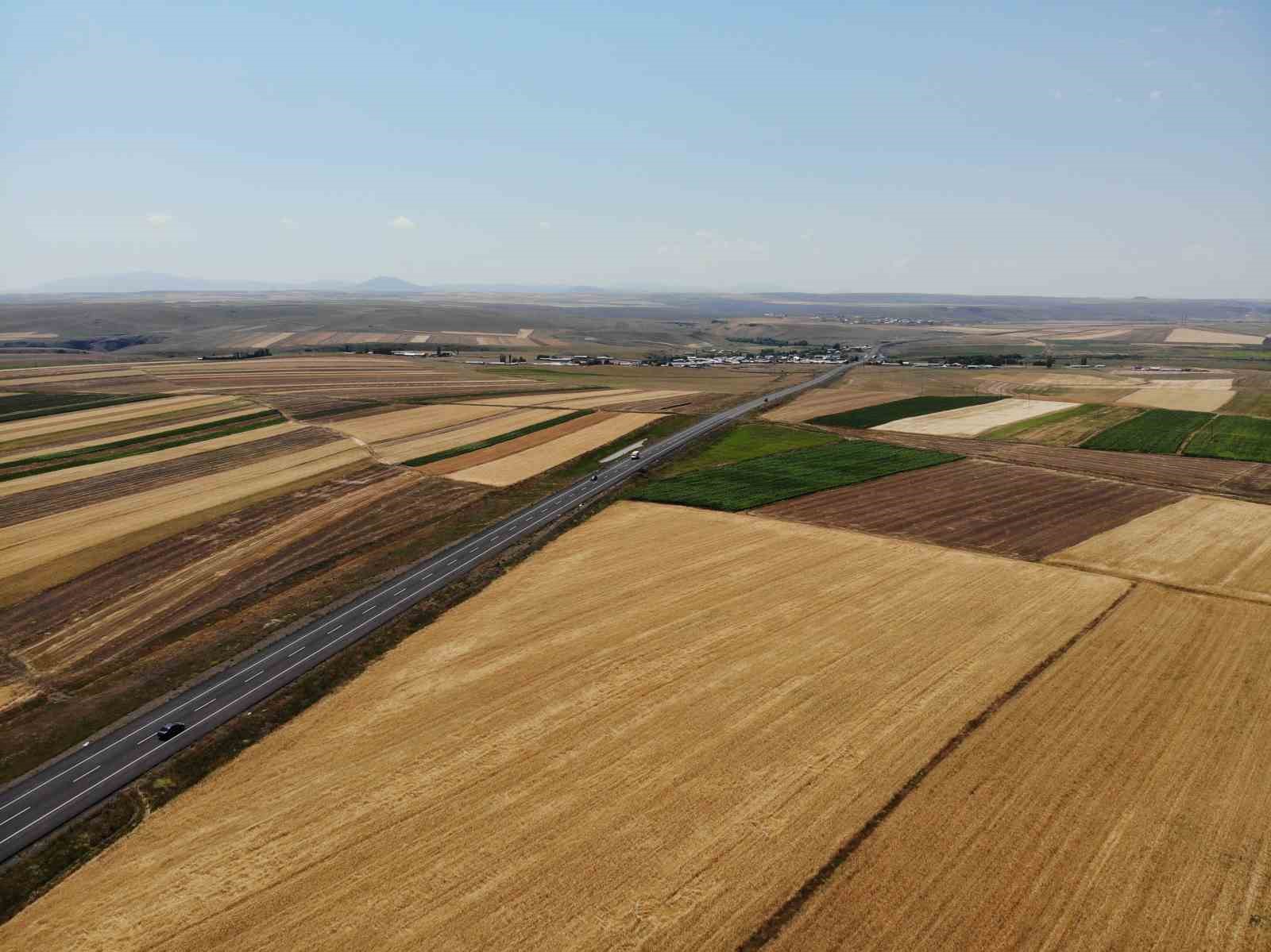 Kars’ta tarım arazileri havadan görüntülendi: Tarlalar halı ve kilim desenlerini aratmadı