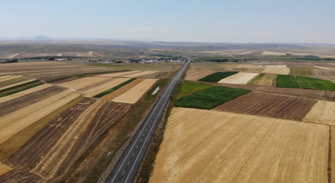 Kars’ta tarım arazileri havadan görüntülendi: Tarlalar halı ve kilim desenlerini aratmadı