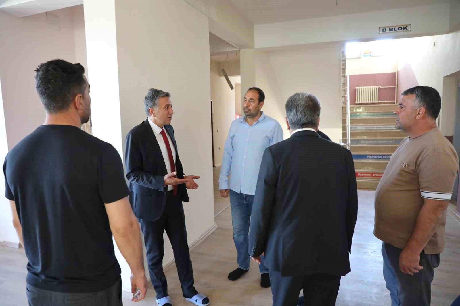 Ağrı Milli Eğitim Müdürü Çakan, Patnos’ta okullardaki hazırlıkları inceledi