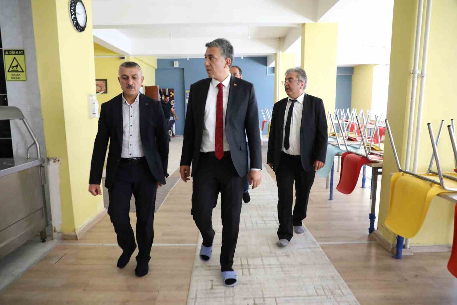 Ağrı Milli Eğitim Müdürü Çakan, Patnos’ta okullardaki hazırlıkları inceledi