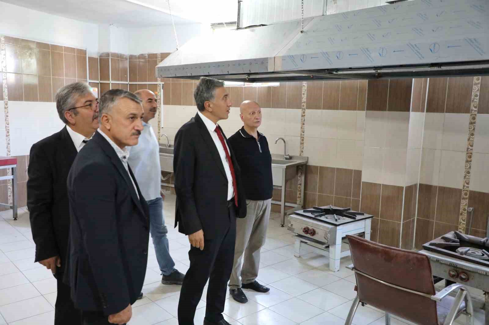 Ağrı Milli Eğitim Müdürü Çakan, Patnos’ta okullardaki hazırlıkları inceledi