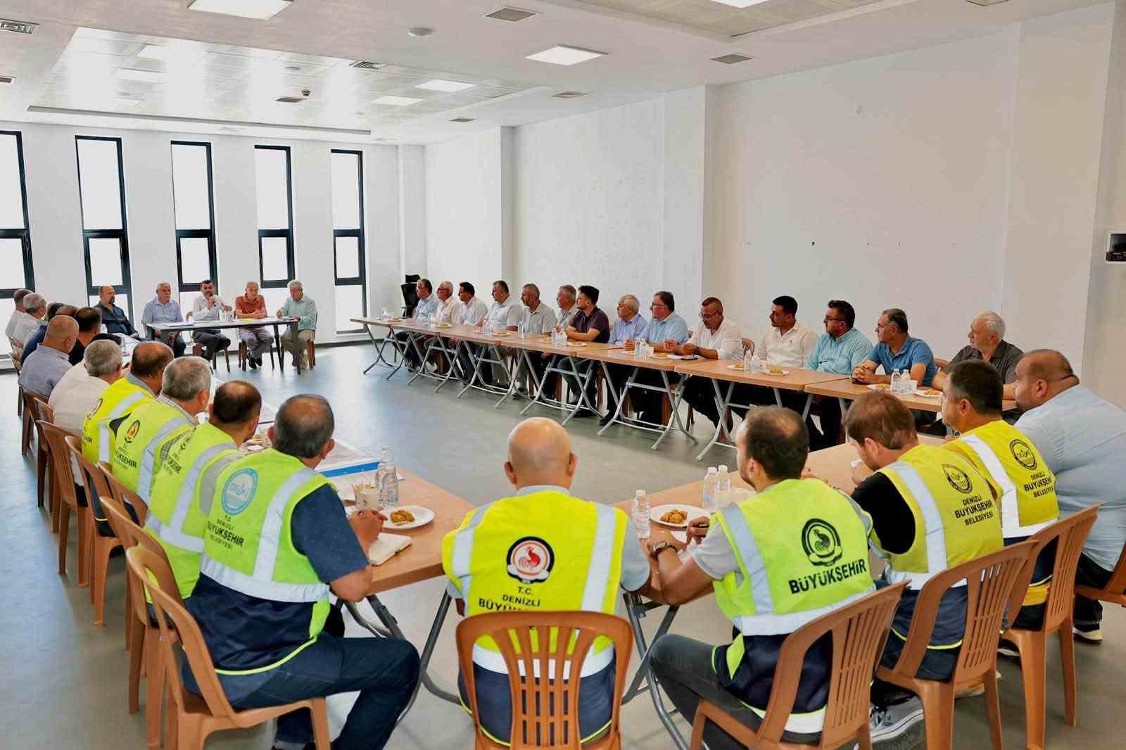 Honaz’da muhtarlarla buluşan Çavuşoğlu; "Birlikte karar vereceğiz, birlikte çalışacağız"