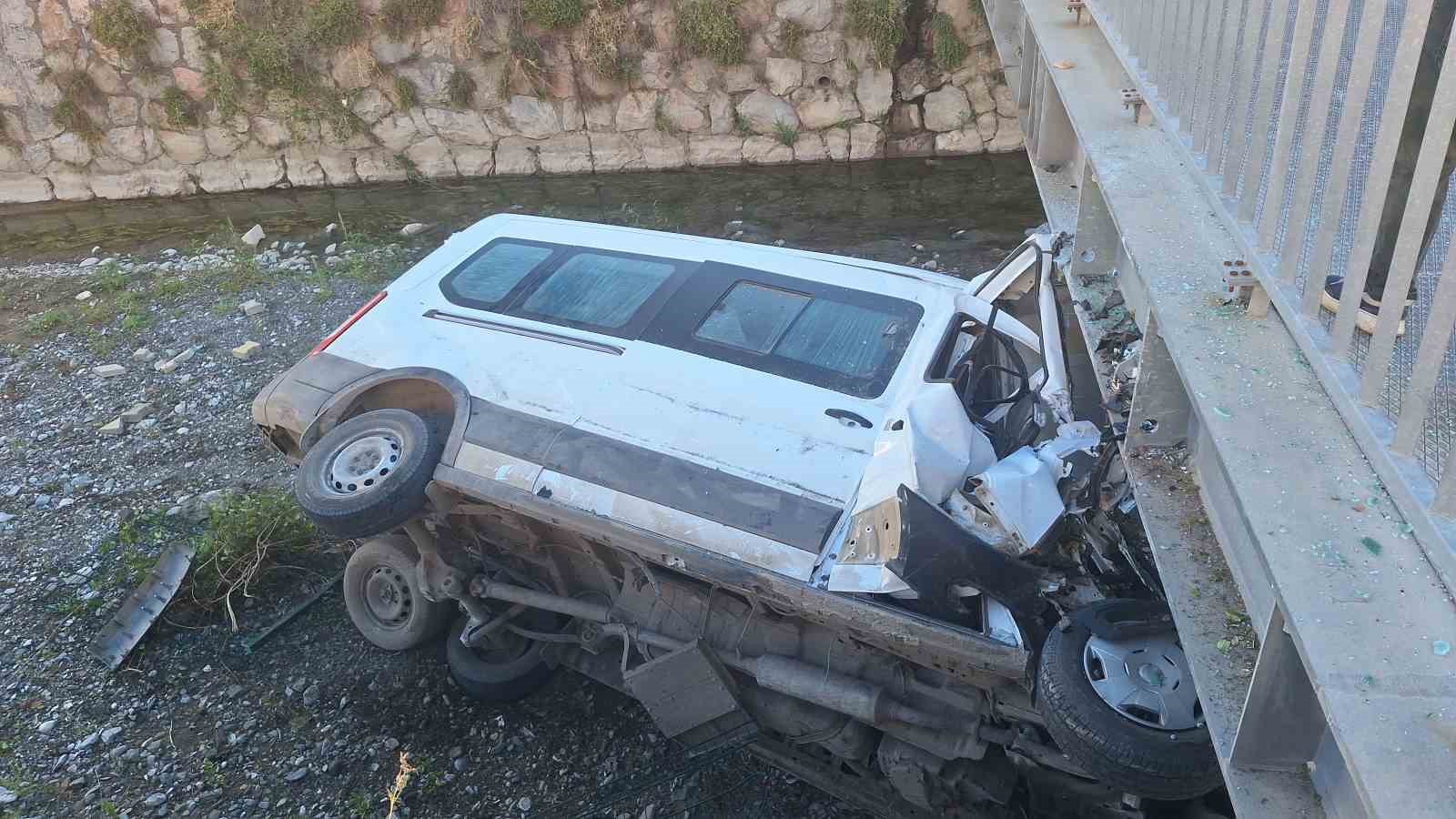 Diyaliz hastası nakil aracı çaya uçtu: 6 yaralı