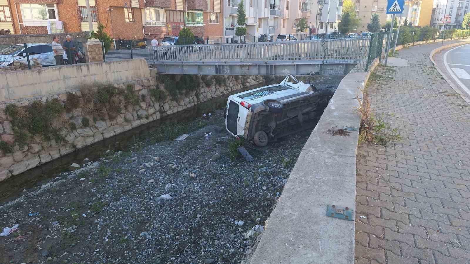 Diyaliz hastası nakil aracı çaya uçtu: 6 yaralı