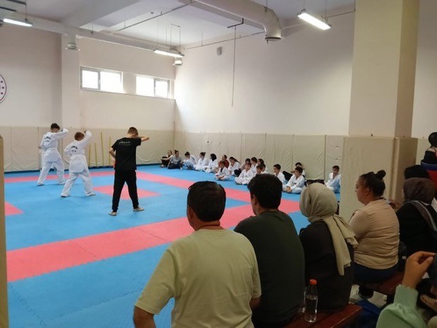 Çocuk Evleri Sitesinde kalan sporcu, kuşak sınavını başarıyla geçti