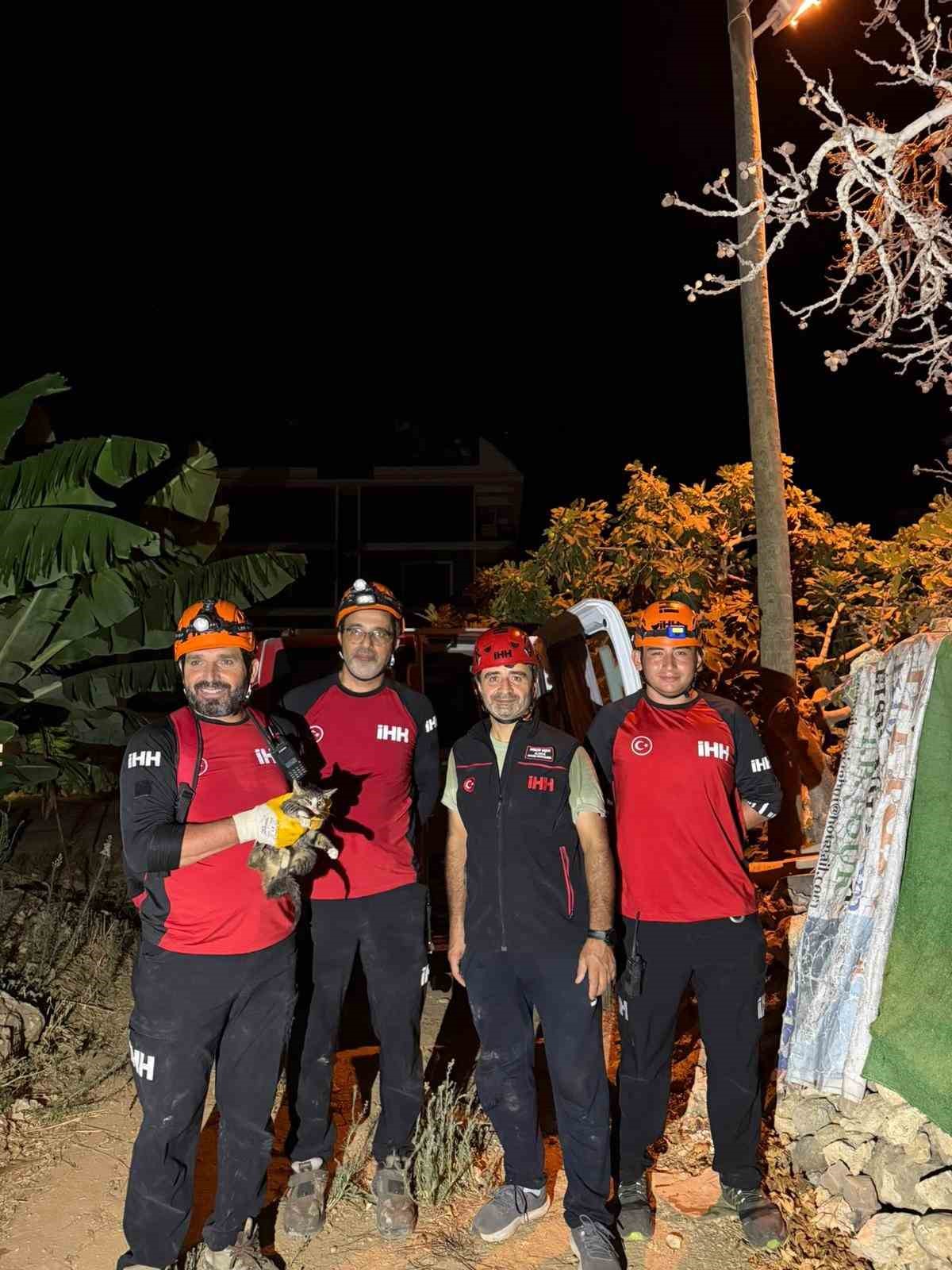 Alanya’da 10 metrelik su kuyusunda mahsur kalan kediyi ekipler kurtardı