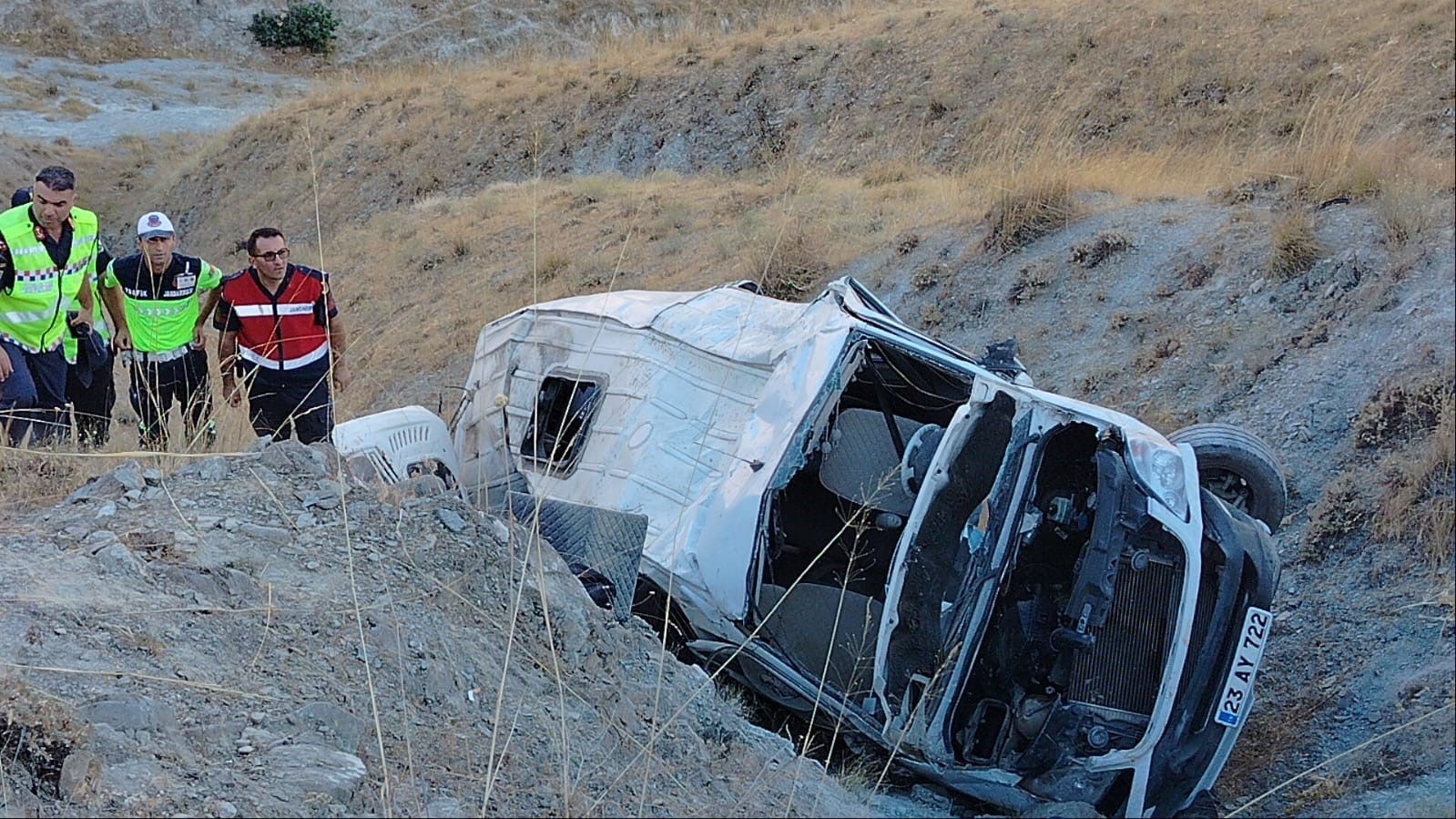 Elazığ’da minibüs uçuruma yuvarlandı: Yaralılar var