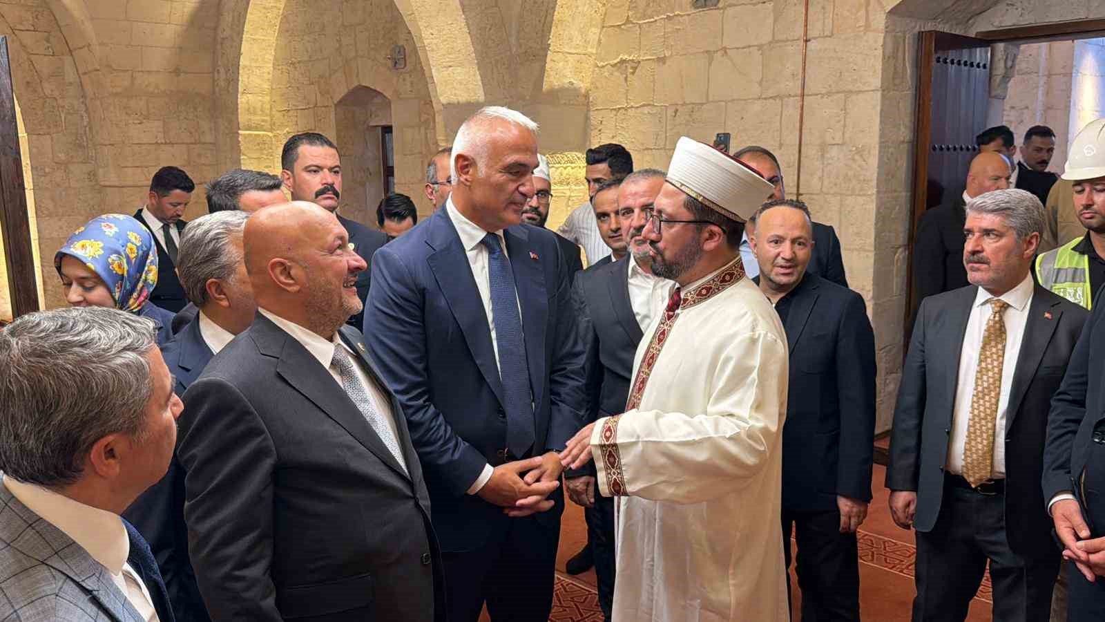 Depremde hasar gören tarihi Musalla Camii yeniden ibadete açıldı