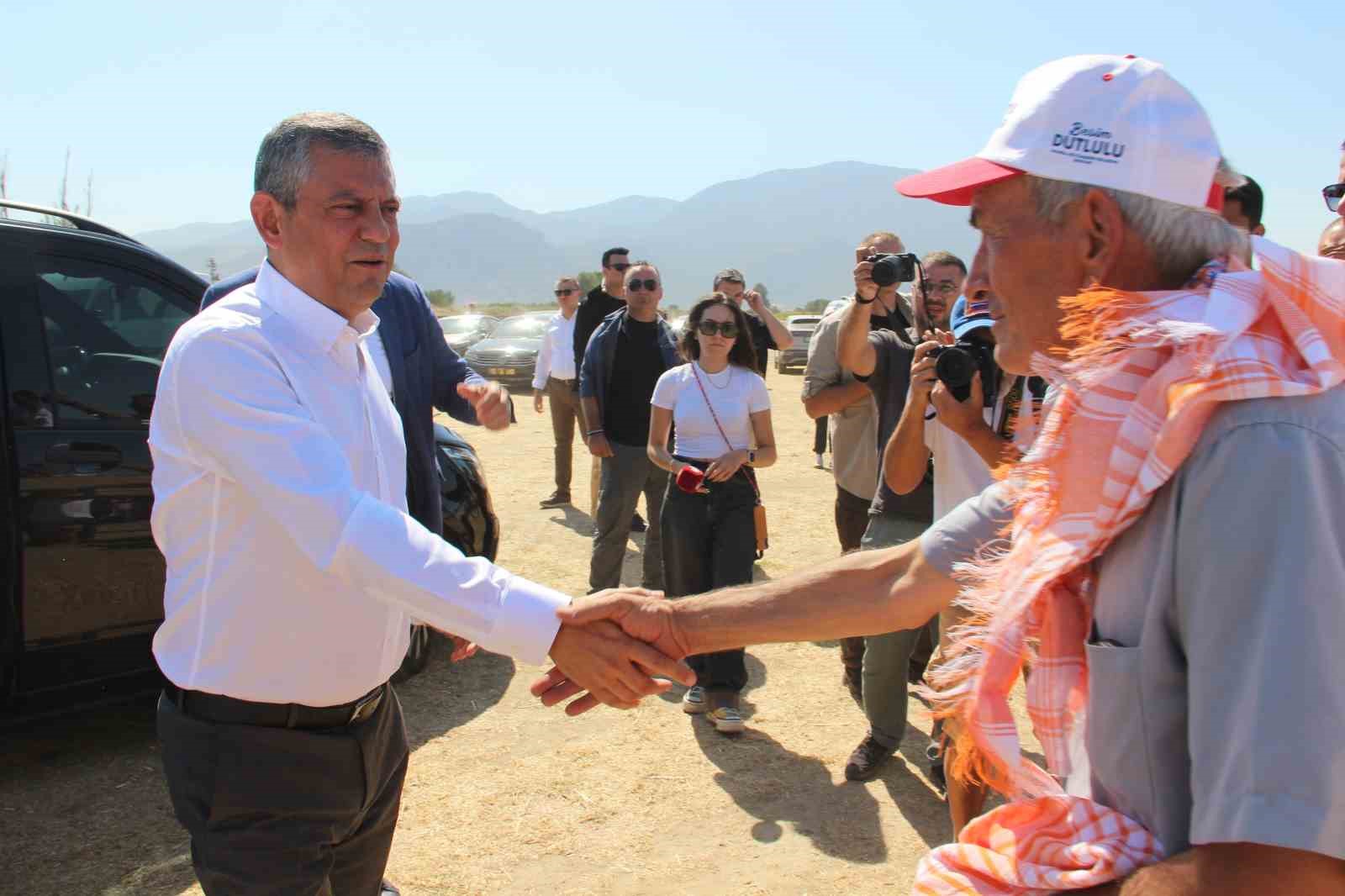 Özgür Özel, Manisa’da üzüm kurutma alanında üreticilerle buluştu