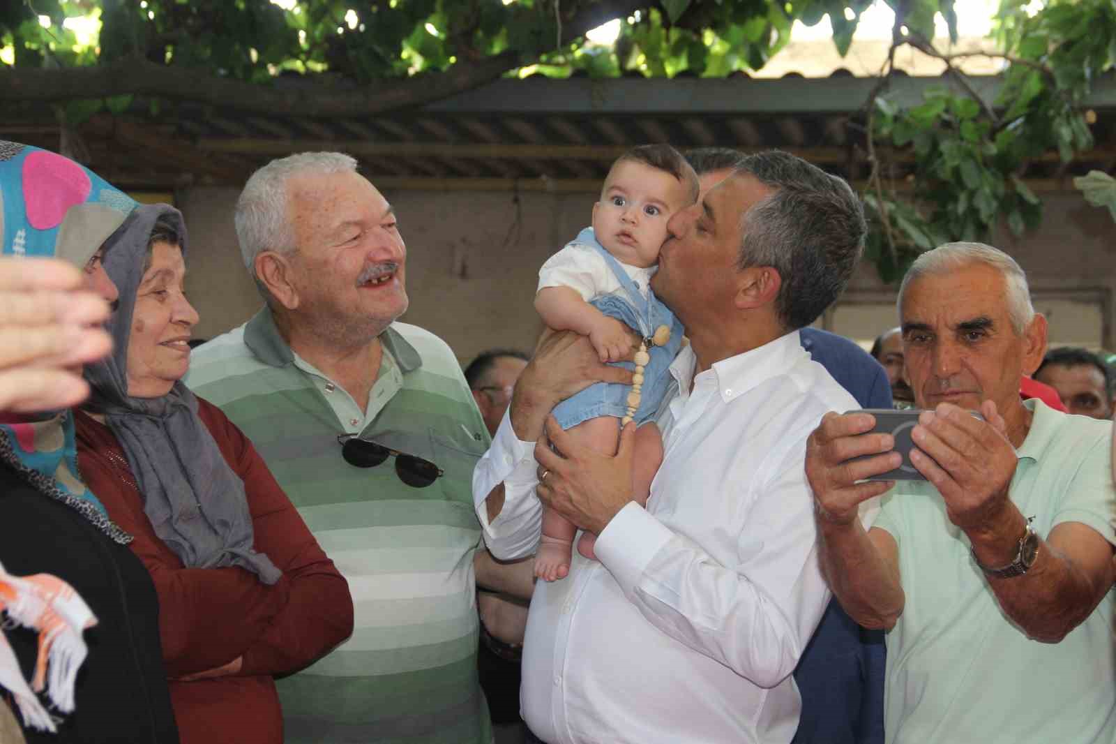 Özgür Özel, Manisa’da üzüm kurutma alanında üreticilerle buluştu