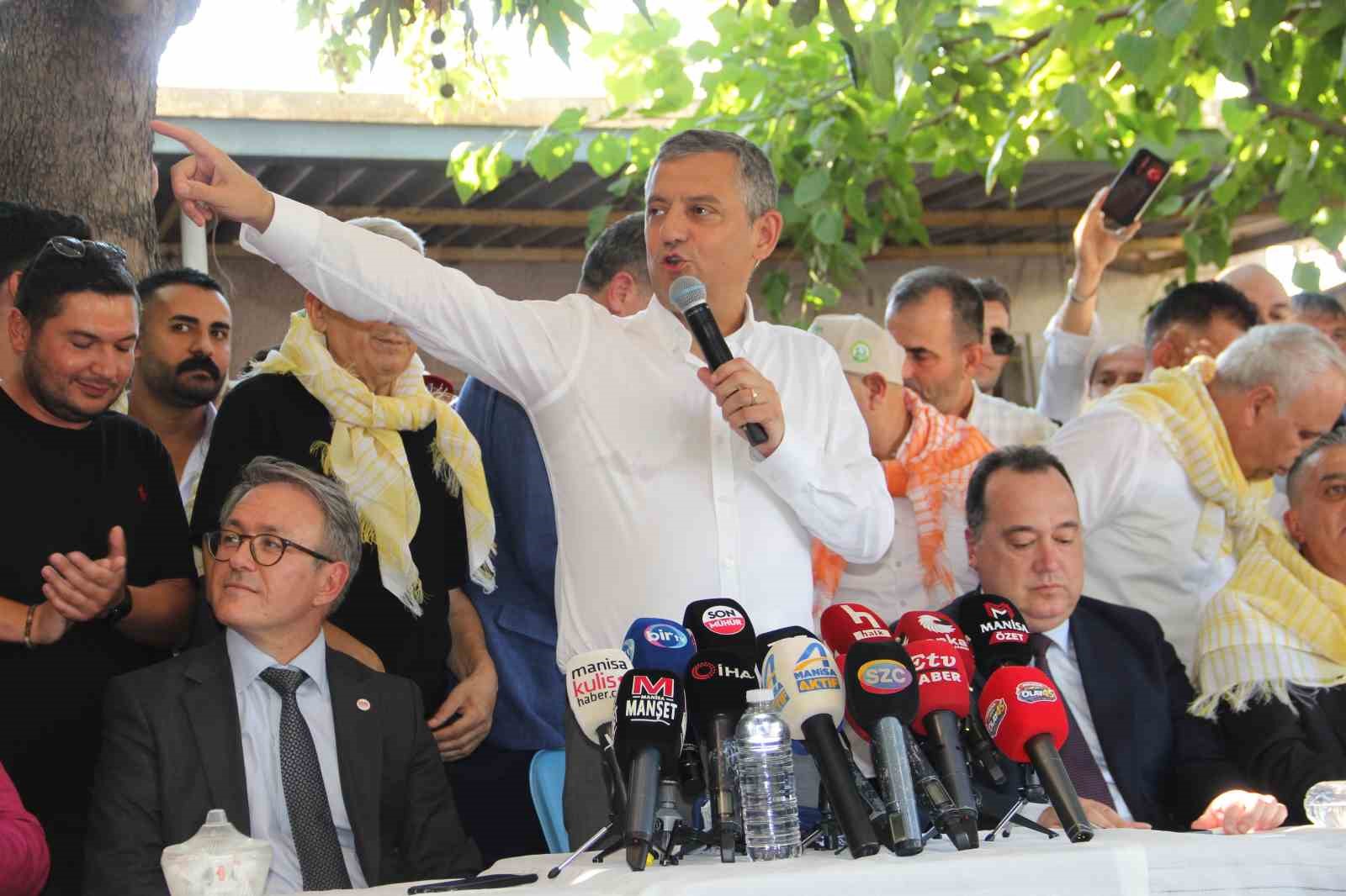 Özgür Özel, Manisa’da üzüm kurutma alanında üreticilerle buluştu