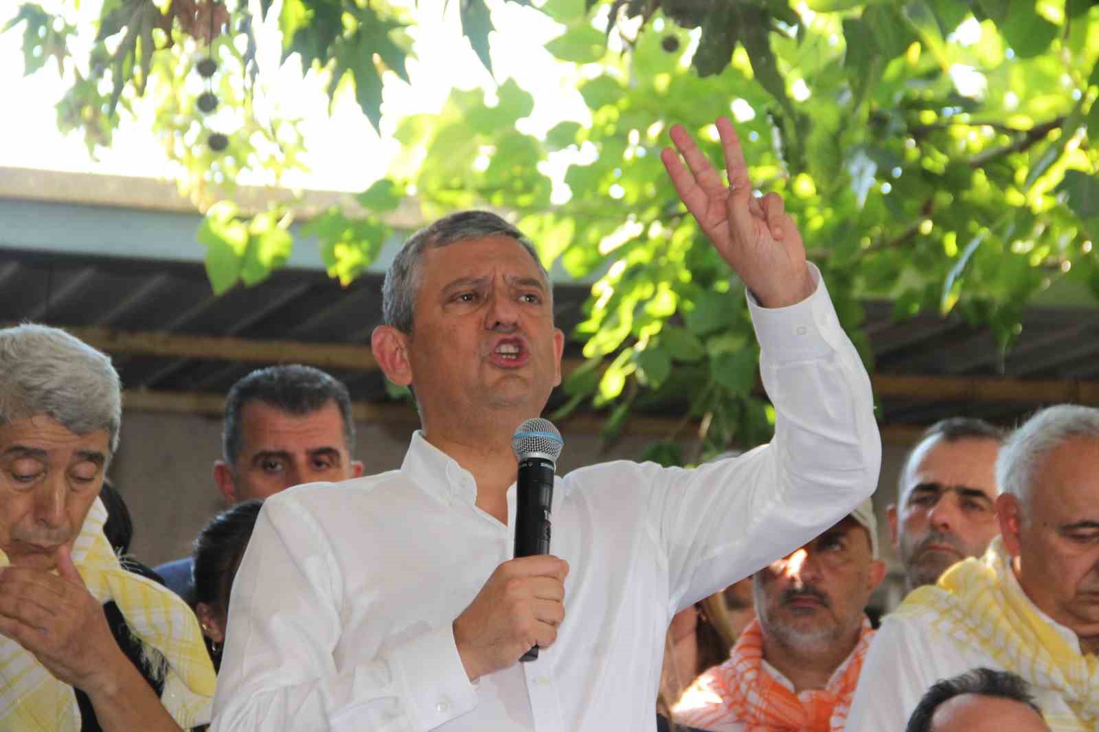 Özgür Özel, Manisa’da üzüm kurutma alanında üreticilerle buluştu