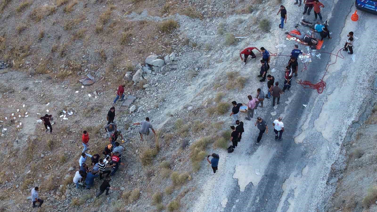 Elazığ’da minibüsün yuvarlandığı uçurum ve kurtarma çalışmaları dronla görüntülendi