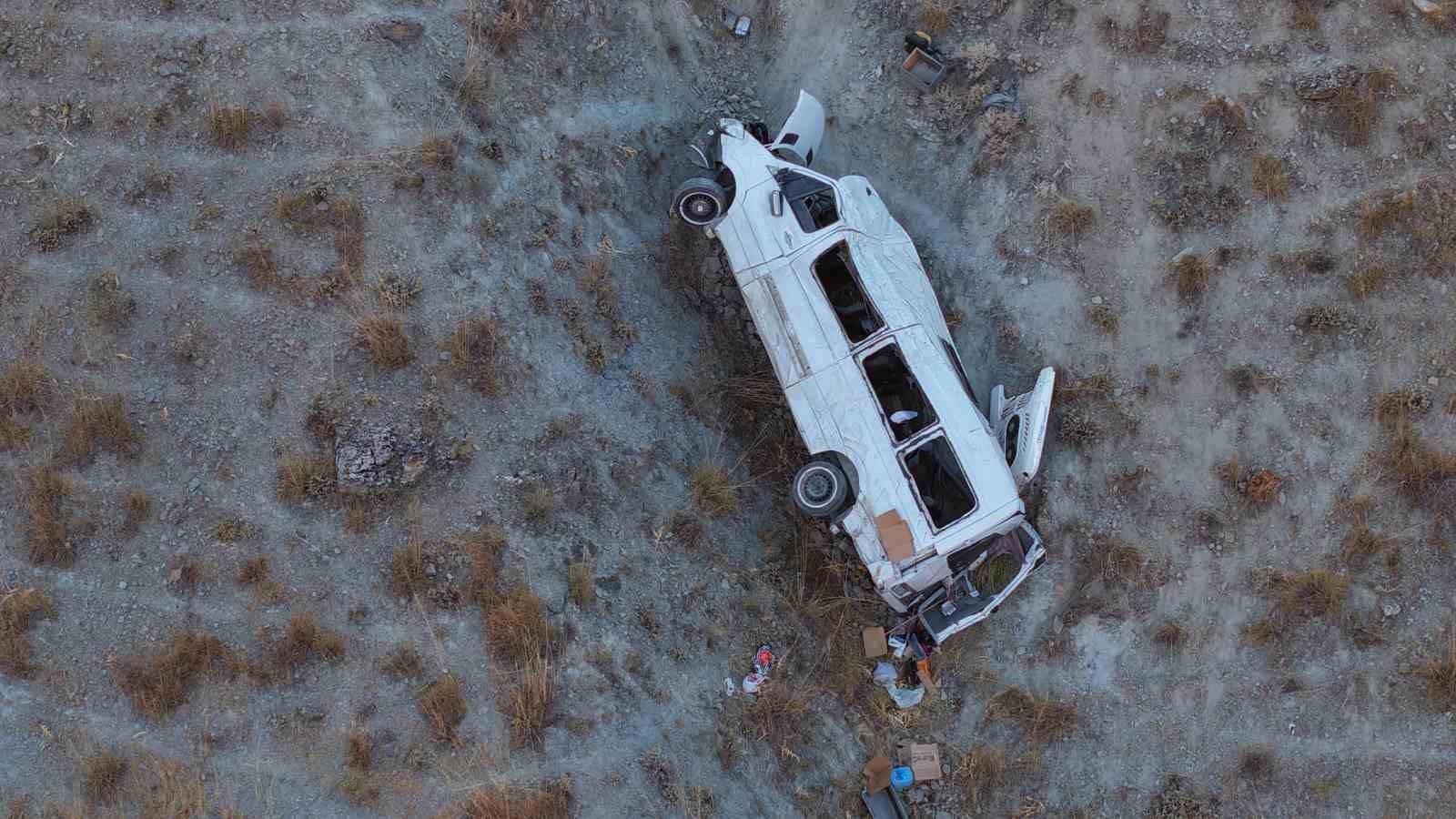 Elazığ’da minibüsün yuvarlandığı uçurum ve kurtarma çalışmaları dronla görüntülendi