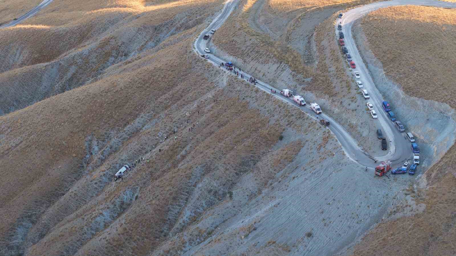 Elazığ’da minibüsün yuvarlandığı uçurum ve kurtarma çalışmaları dronla görüntülendi