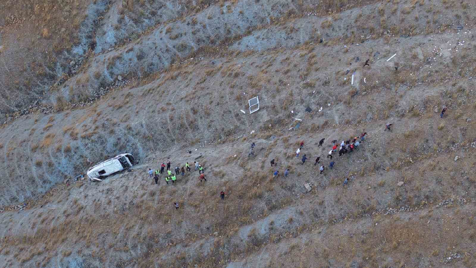 Elazığ’da minibüsün yuvarlandığı uçurum ve kurtarma çalışmaları dronla görüntülendi
