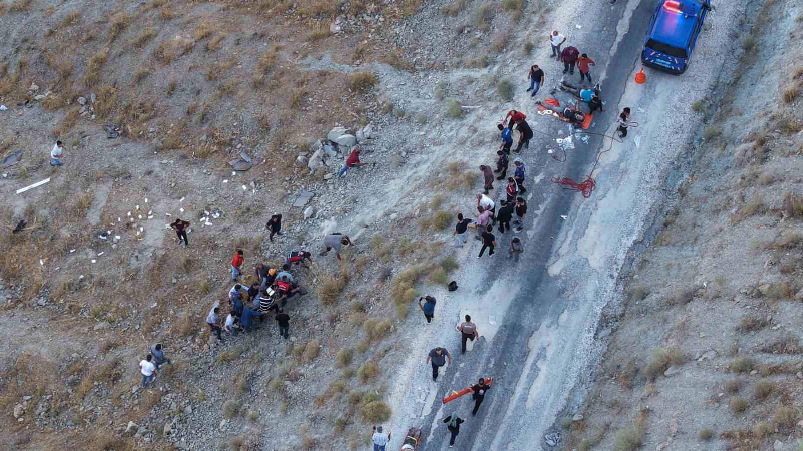 Elazığ’da minibüsün yuvarlandığı uçurum ve kurtarma çalışmaları dronla görüntülendi