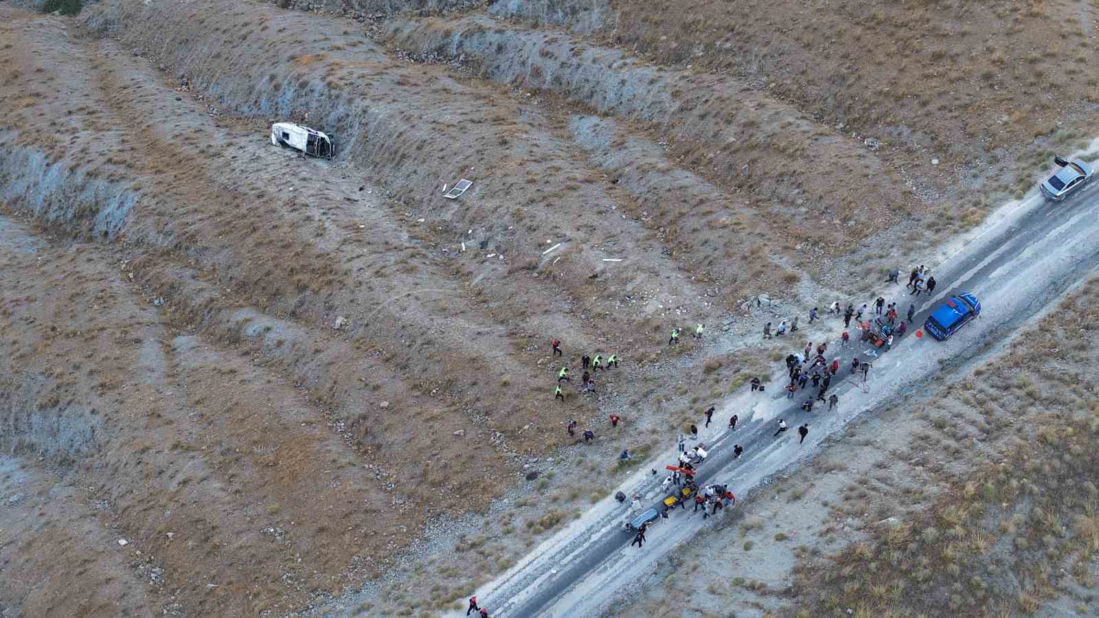 Elazığ’da minibüsün yuvarlandığı uçurum ve kurtarma çalışmaları dronla görüntülendi