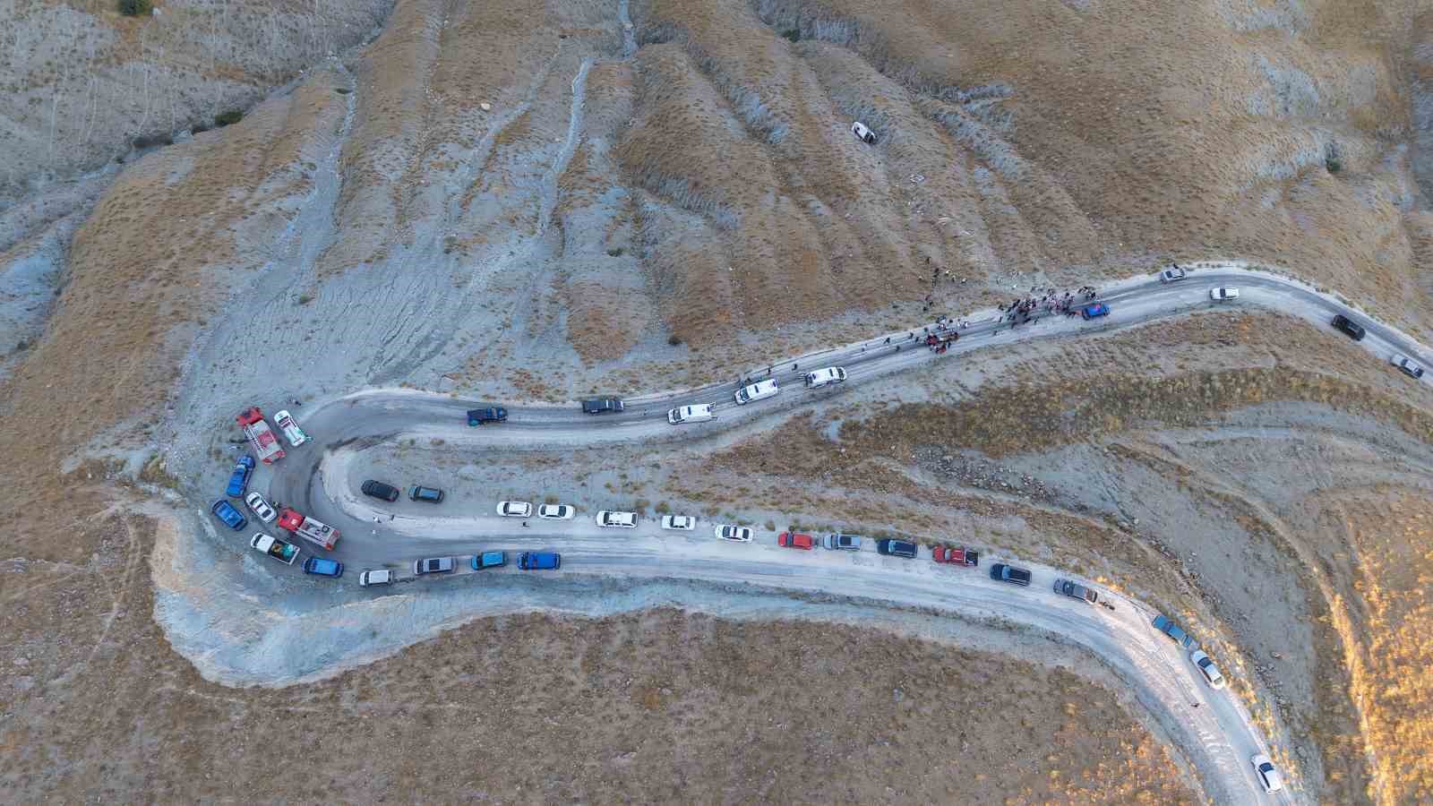 Elazığ’da minibüsün yuvarlandığı uçurum ve kurtarma çalışmaları dronla görüntülendi