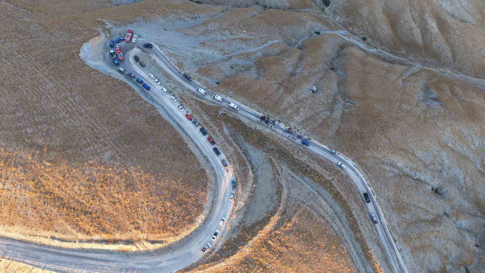 Elazığ’da minibüsün yuvarlandığı uçurum ve kurtarma çalışmaları dronla görüntülendi