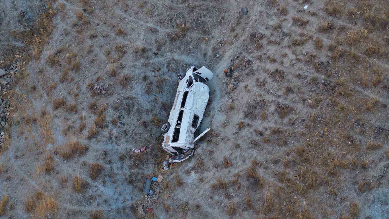 Elazığ’da minibüsün yuvarlandığı uçurum ve kurtarma çalışmaları dronla görüntülendi