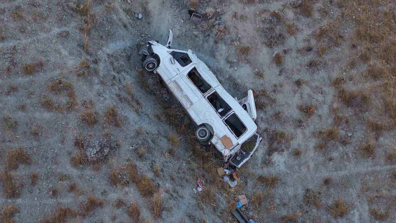 Elazığ’da minibüsün yuvarlandığı uçurum ve kurtarma çalışmaları dronla görüntülendi