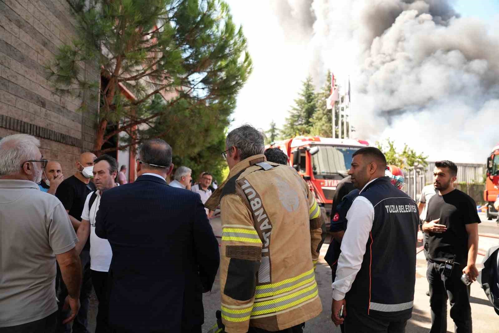 Tuzla’da lojistik depo yangınına belediyeden destek