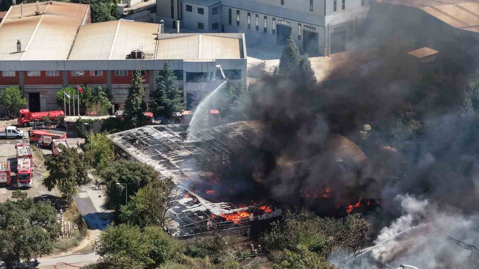 Tuzla’da lojistik depo yangınına belediyeden destek