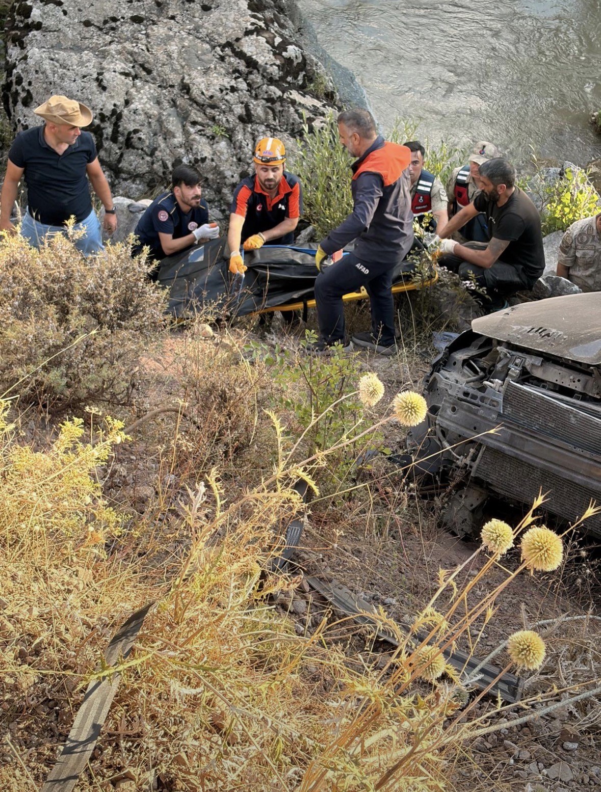 Bingöl’de araç dereye uçtu: 1 ölü, 4 yaralı
