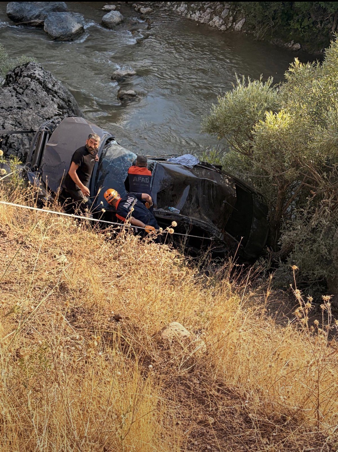 Bingöl’de araç dereye uçtu: 1 ölü, 4 yaralı