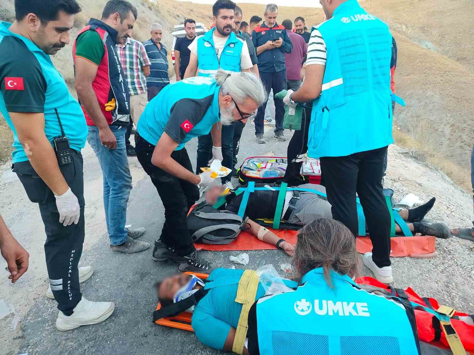 Elazığ’da minibüs uçuruma yuvarlandı: 5’i ağır 13 yaralı