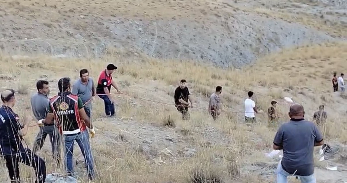 Elazığ’da minibüs uçuruma yuvarlandı: 5’i ağır 13 yaralı