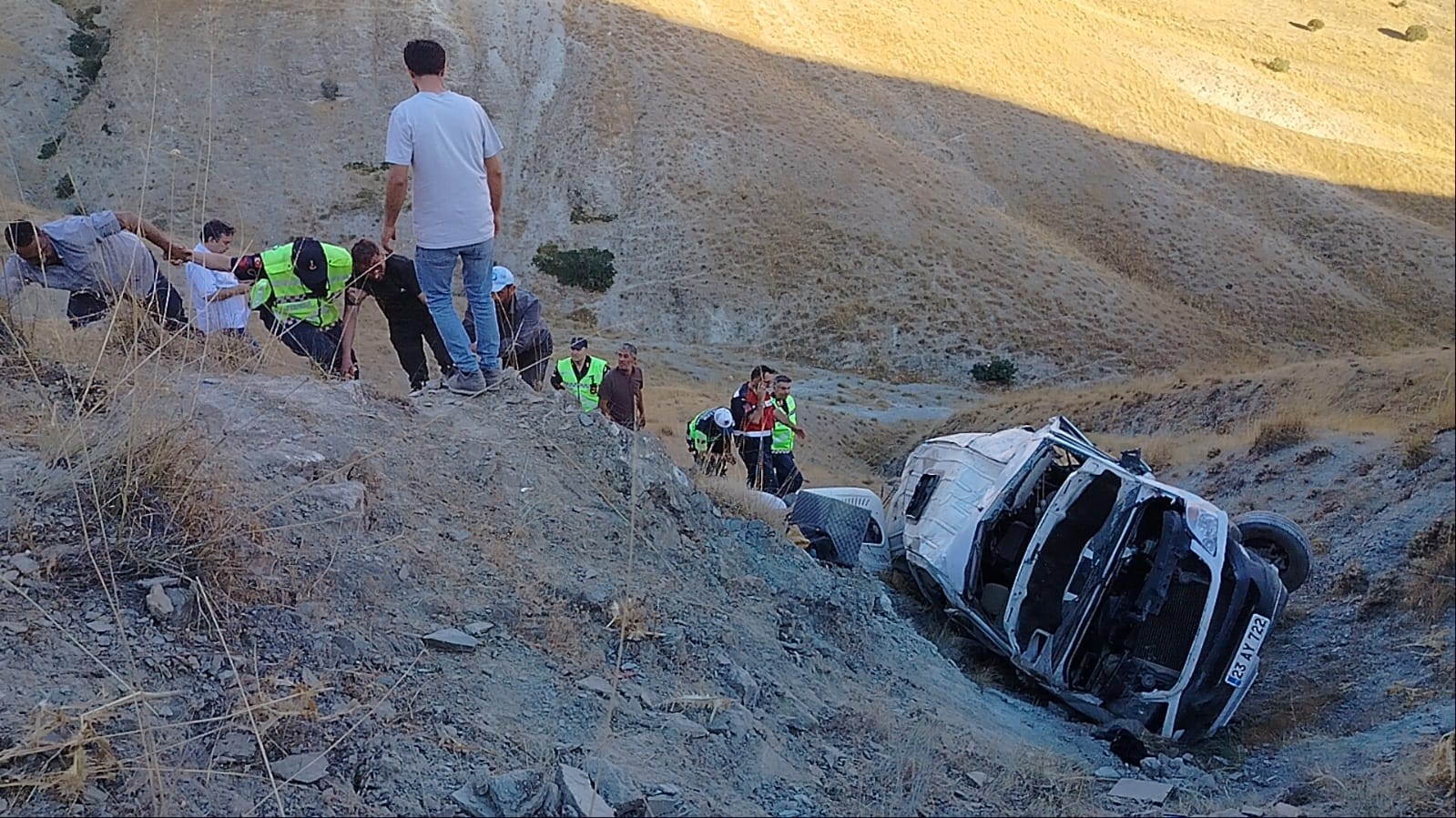 Elazığ’da minibüs uçuruma yuvarlandı: 5’i ağır 13 yaralı