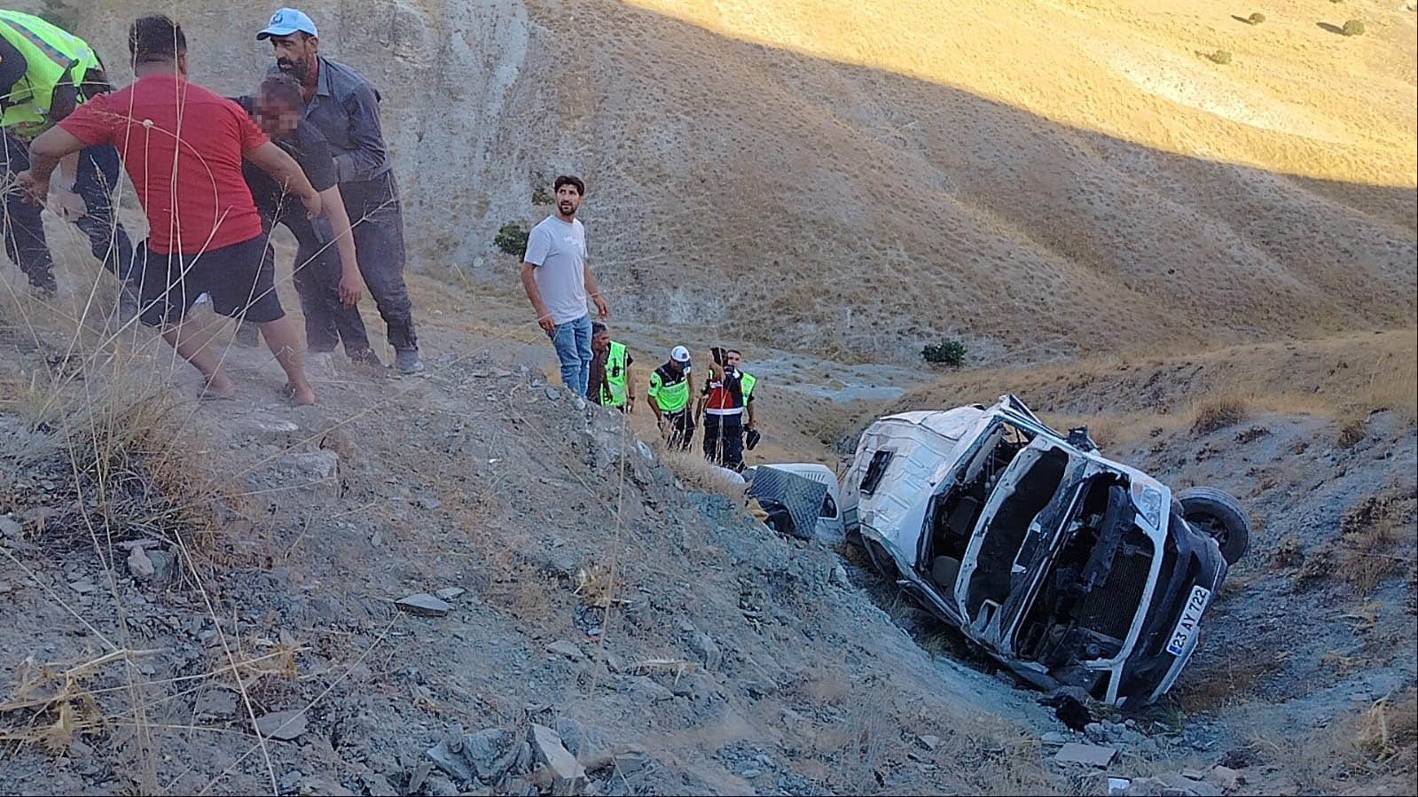Elazığ’da minibüs uçuruma yuvarlandı: 5’i ağır 13 yaralı