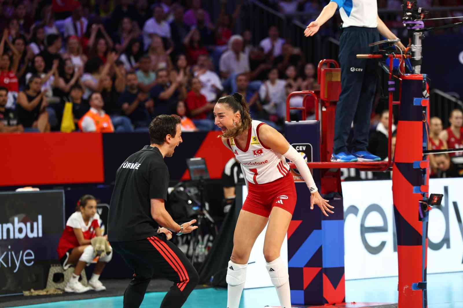 A Milli Kadın Voleybol Takımı, Avrupa Şampiyonası’nda yarı finale yükseldi