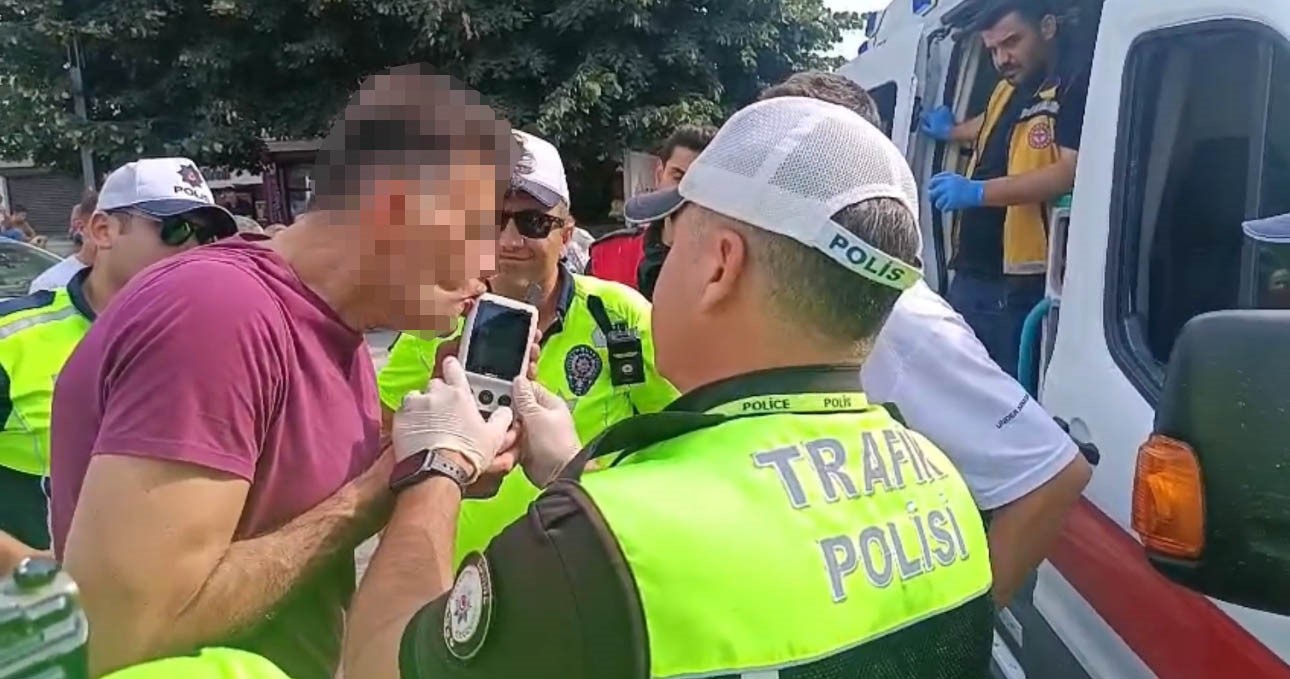 İş yerinin tabela ve tentesine çarptı, alkolmetreyi üflemek yerine içine çekti